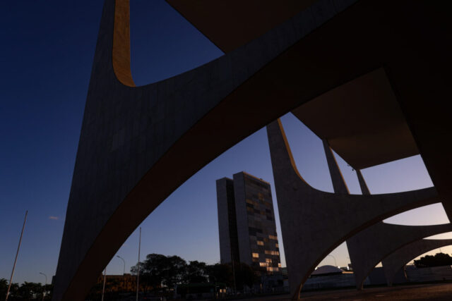 Fachada-do-Palacio-do-Planalto-com-Congresso-Camara-e-Senado-metropoles-5-1200x800.jpg