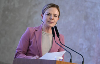 Gleisi reage após Tarcísio negar atuação pela derrubada da MP do IOF