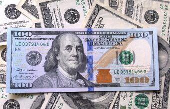 Dólar hoje fecha em leve alta, a R$ 5,42, em meio ao fluxo de saída no fim de ano