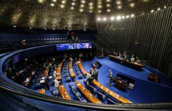 Senado aprova MP do setor elétrico e texto vai à sanção