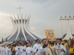 Último dia da festa da Padroeira reúne milhares de fiéis na Esplanada