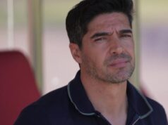 Abel se enrola na explicação, mas diz não ter visto pênalti de Allan