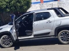 Bebê e dois adultos ficam feridos após carro ser metralhado na Bahia