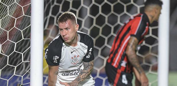 charles-festeja-gol-durante-vitoria-x-corinthians-partida-do-brasileirao-1761425891712_v2_615x300.jp_.jpeg