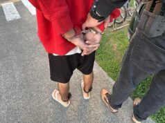 homem é preso com duas tornozeleiras eletrônicas