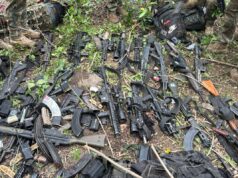 Governo do RJ divulga fotos de fuzis apreendidos em megaoperação