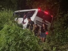 Vídeo: ônibus com estudantes cai de ribanceira em Maceió