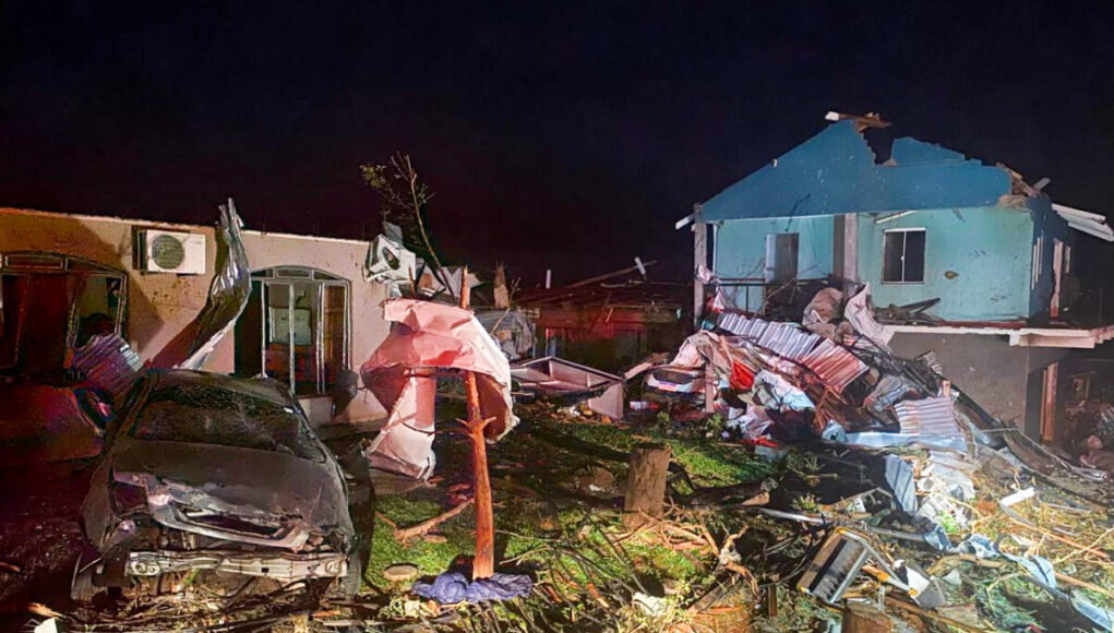 1762700075_Tornado-com-ventos-de-ate-250-kmh-devastou-o-municipio-de-Rio-Bonito-do-Iguacu-no-Parana.-Ao-menos-s.jpeg