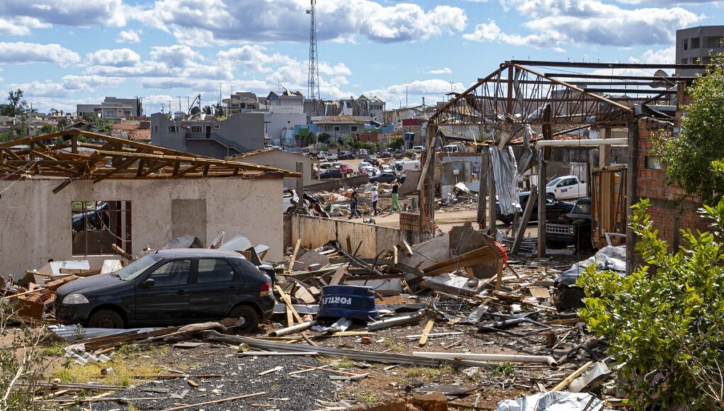 1762729749_Tornado-com-ventos-de-ate-250-kmh-devastou-o-municipio-de-Rio-Bonito-do-Iguacu-no-Parana.-Ao-menos-s.jpeg