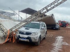 Carros danificados estavam estacionados em área proibida; perícia começa com retirada de veículos