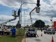 Prefeitura de Várzea Grande instala novos semáforos na rotatória da Mário Andreazza