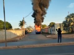 Ônibus intermunicipal pega fogo durante trajeto e fica destruído em Várzea Grande