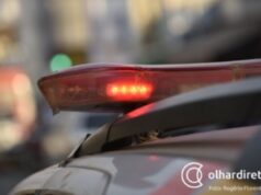 Mulher é detida após ir à casa do ex com bebê de 11 meses e tentar arrombar a porta