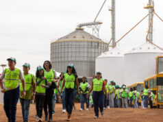 Prefeitura de Rondonópolis | Alunos da rede municipal conhecem fazenda sustentável produtora de grãos
