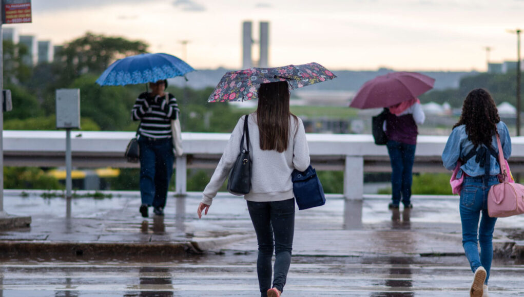 Brasilia-amanheceu-com-chuva-fina-e-alerta-de-chuvas-intensas-pedestres-se-abrigavam-com-guarda-chuv.jpeg