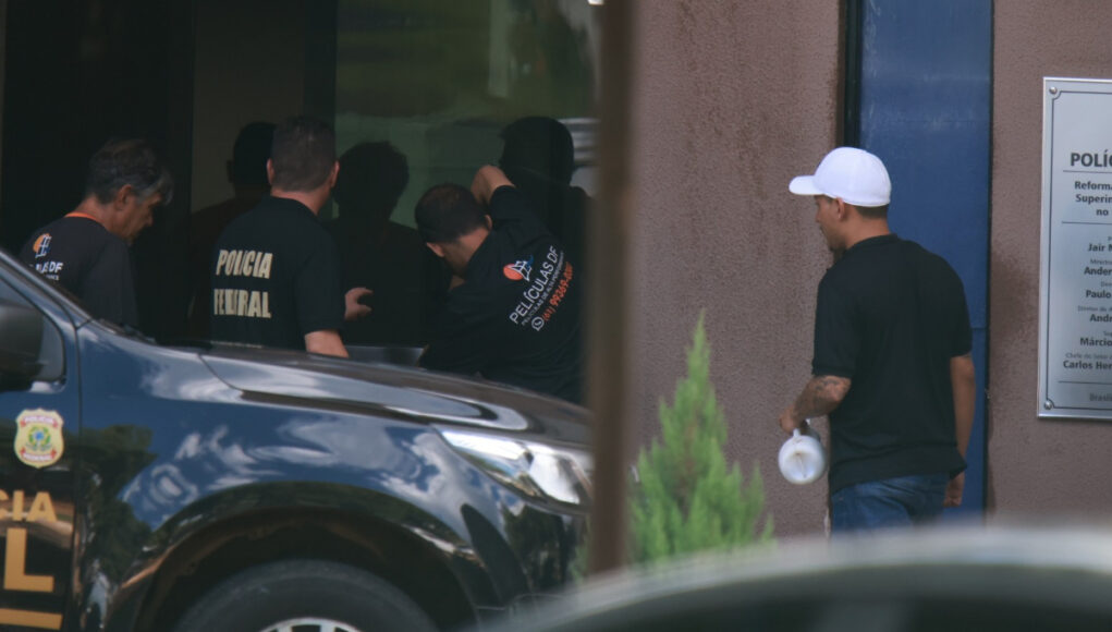 Instalacao-de-peliculas-na-porta-da-superintendencia-da-Policia-Federal-1.jpg