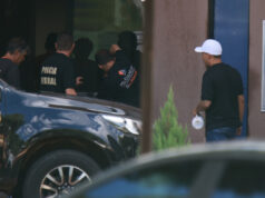 Após Bolsonaro ser filmado, PF instala películas escuras em portas