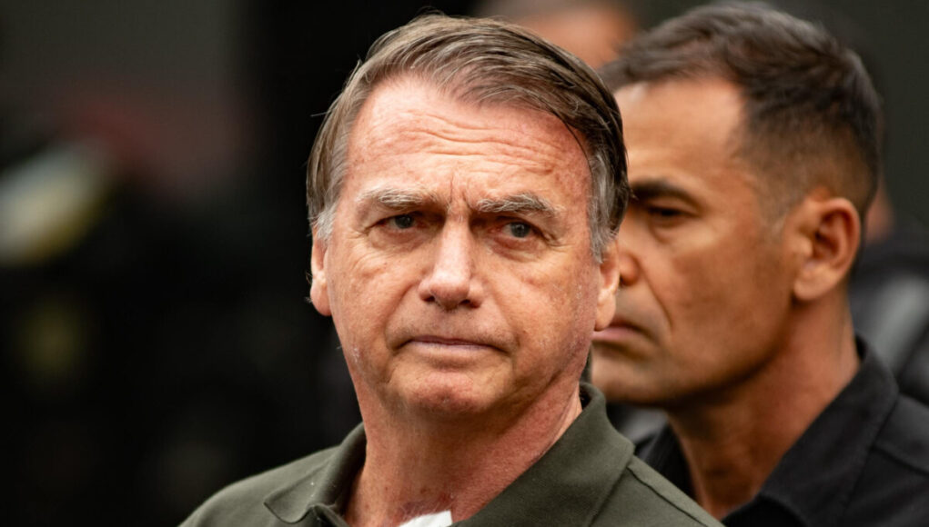 Jair-Bolsonaro-deixou-o-Hospital-DF-Star-em-Brasilia-onde-realizou-um-pequeno-procedimento-dermatolo.jpeg