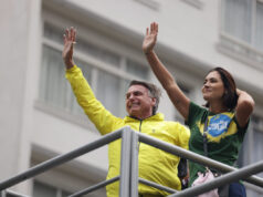 Defesa de Bolsonaro pede autorização para visita de Michelle e filhos