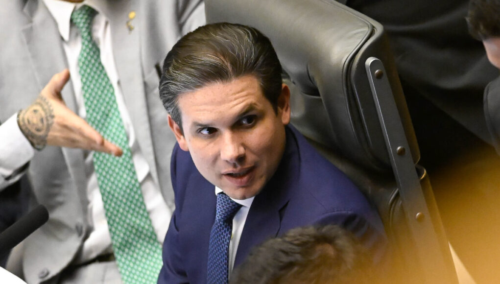 Presidente-da-Camara-Hugo-Motta-no-plenario-momentos-antes-do-inicio-da-sessao-que-deve-analisar-a-P.jpeg