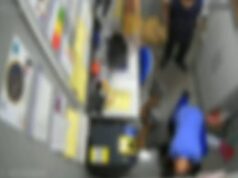 Seguranças agridem homem que furtou carne em supermercado de SC. Vídeo