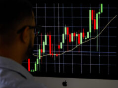 Bolsa fecha acima de 159 mil pela 1ª vez e bate recorde nominal