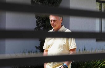 Bolsonaro tem melhora na função renal, mas segue na UTI