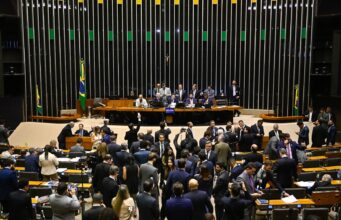 Projeto que permite uso de bomba atômica segue travado na Câmara