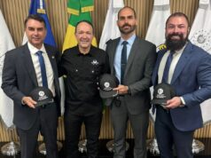 Flávio e Eduardo Bolsonaro encontram ministro de Bukele em El Salvador