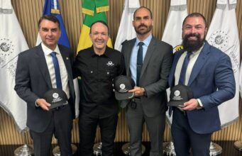 Flávio e Eduardo Bolsonaro encontram ministro de Bukele em El Salvador