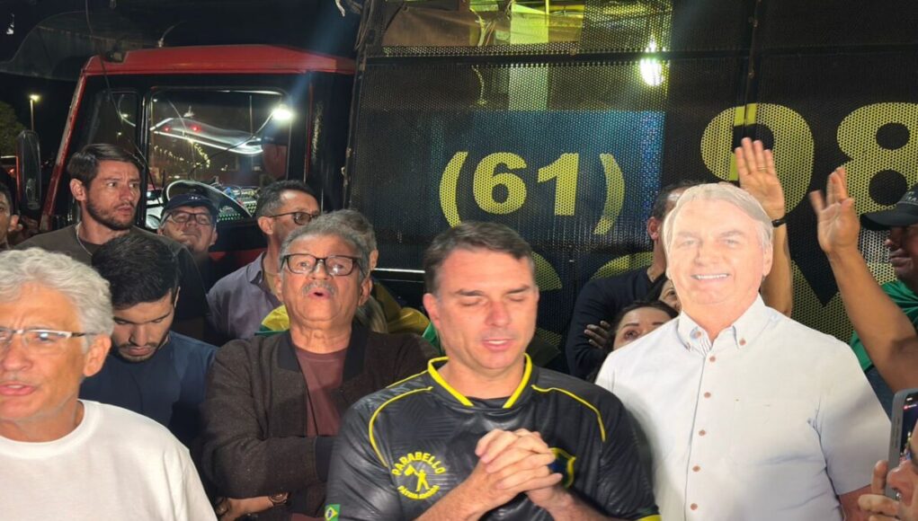 flavio-bolsonaro-vigilia-2-1-1200x800.jpg