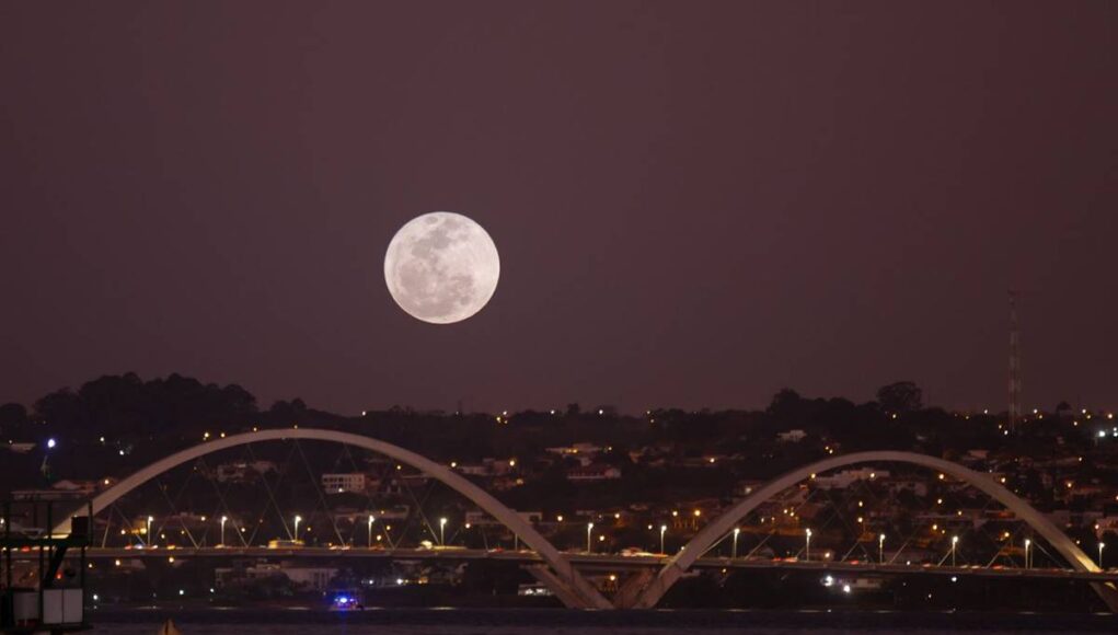superlua-azul-transforma-ceu-da-capital-em-espetaculo-luminoso-veja.jpeg
