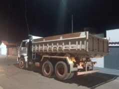 Homem é preso após furtar caminhão e derrubar fiação de internet e rede elétrica durante fuga