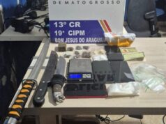 Quadrilha é detida em boca de fumo e policiais apreendem espada japonesa, facas e drogas