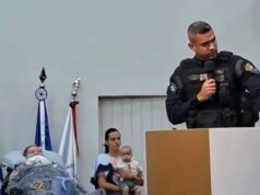 Em cama de hospital, mãe comparece a homenagem a filho policial em câmara municipal e emociona público; veja vídeo