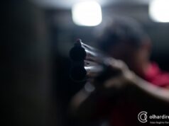 Suspeito é preso após ameaçar homem com arma e dar tiros para o alto