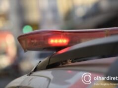 Mulher dá vassouradas no marido bêbado que tentou pegar a força dinheiro para beber mais na noite de Natal