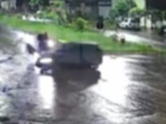 Vídeo mostra momento em que motociclista bate contra carro em cruzamento; assista