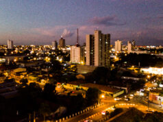 Prefeitura de Rondonópolis | Queima de fogos, bolo e Matheus e Kauan abrilhantam aniversário de Rondonópolis