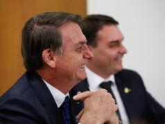 Ibovespa afunda 4%, dólar e DIs saltam com notícia de Flávio Bolsonaro pré-candidato