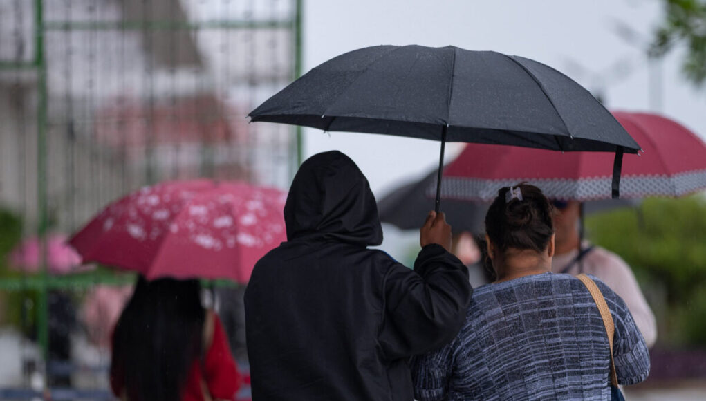 Brasilia-amanheceu-com-chuva-fina-e-alerta-de-chuvas-intensas-pedestres-se-abrigavam-com-guarda-chuv.jpeg