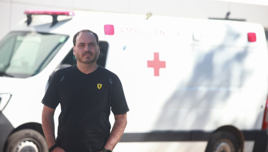 Carlos-Bolsonaro-em-frente-ao-hospital-DF-Star.jpg