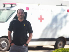 Proibido de acompanhar Bolsonaro, Carlos fica na porta do hospital