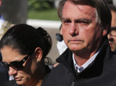 Defesa de Bolsonaro pede internação para dia 24 e cirurgia para o Natal