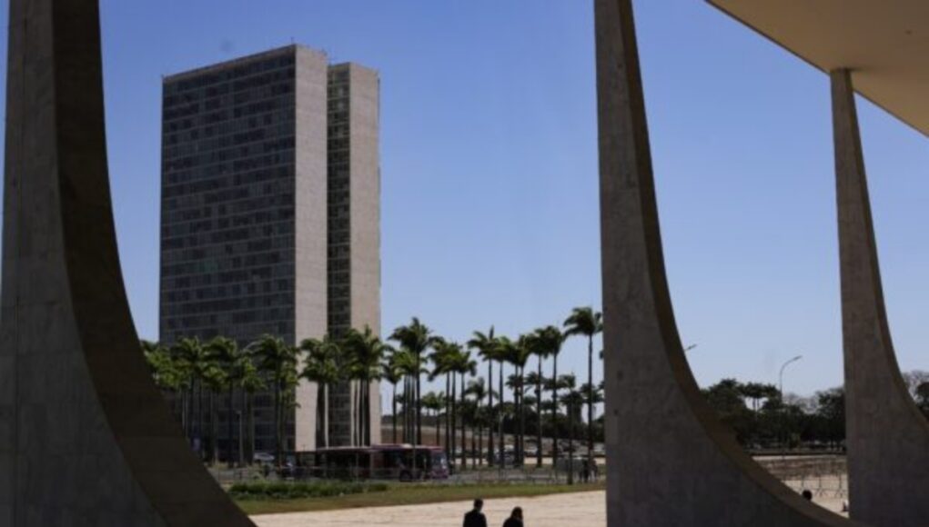 Fachada-e-arcos-do-STF-com-Congresso-Nacional-ao-fundo-Metropoles-1-600x400-1.jpeg