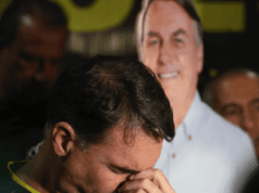 Flávio confirma candidatura e fala em “democracia sucumbindo”