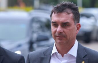 Flávio Bolsonaro se manifesta sobre cassação de Eduardo e Ramagem