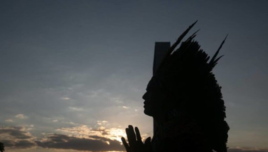 Foto-colorida-de-indigena-em-frente-ao-Congresso-Nacional-1200x800.jpg
