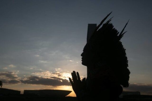 Foto-colorida-de-indigena-em-frente-ao-Congresso-Nacional-1200x800.jpg