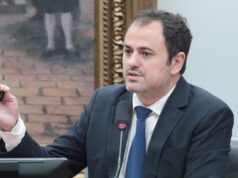 Em protesto, Glauber Braga ocupa cadeira de Motta na presidência da Câmara